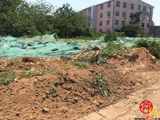 【啄木鸟在行动】济南市历城区102省道宏冠源木屋附近有建筑垃圾防尘网覆盖不全