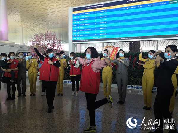 春暖花开喜相聚 援鄂医护人员重返武汉赴樱花之约