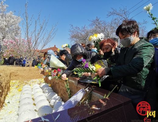 清明前夕济南30位逝者以生态花坛葬方式长眠山间