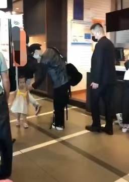 热心市民王嘉尔！帮路过小宝宝提裙子肩带