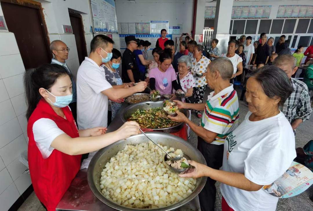 探访重庆万州长滩中学安置点：每顿三菜一汤，村民期盼重建家园