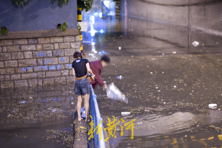 局部暴雨实施交通管制  多部门联动疏导交通加速排水