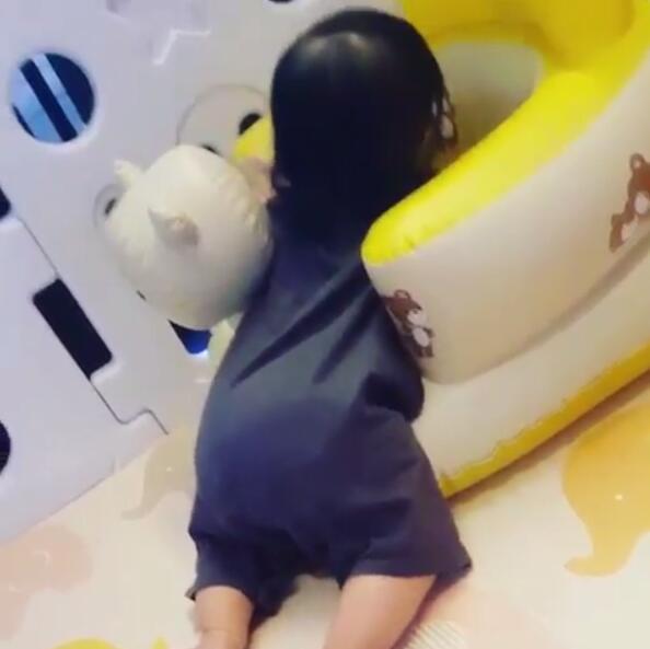 欧弟老婆晒女儿地上爬视频 小短腿肉嘟嘟可爱十足