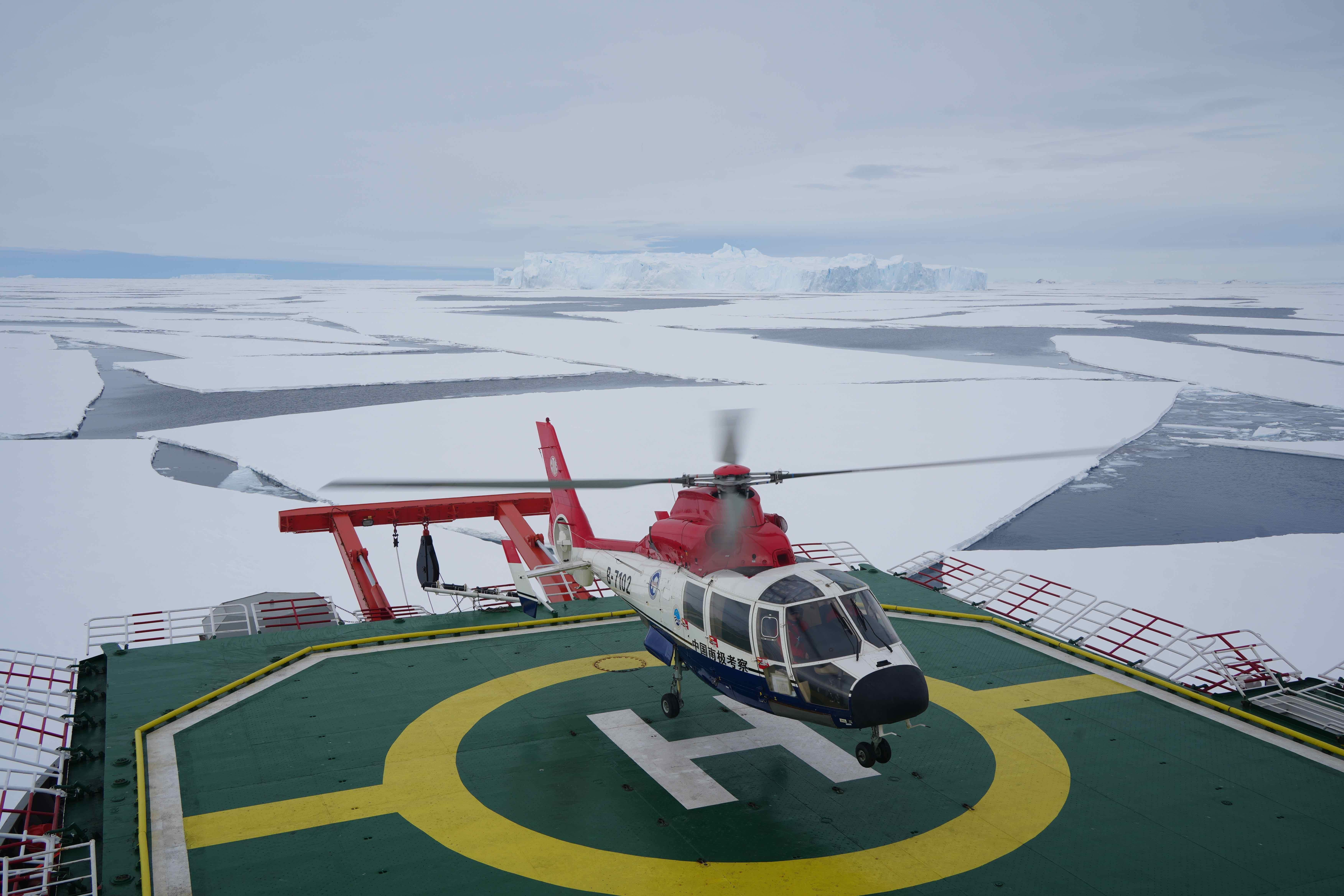 “雪龙”号抵达南极中山站