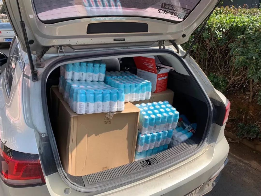 快递小哥搞定金银潭医护难题：我送的不是快递，是救命的人啊！