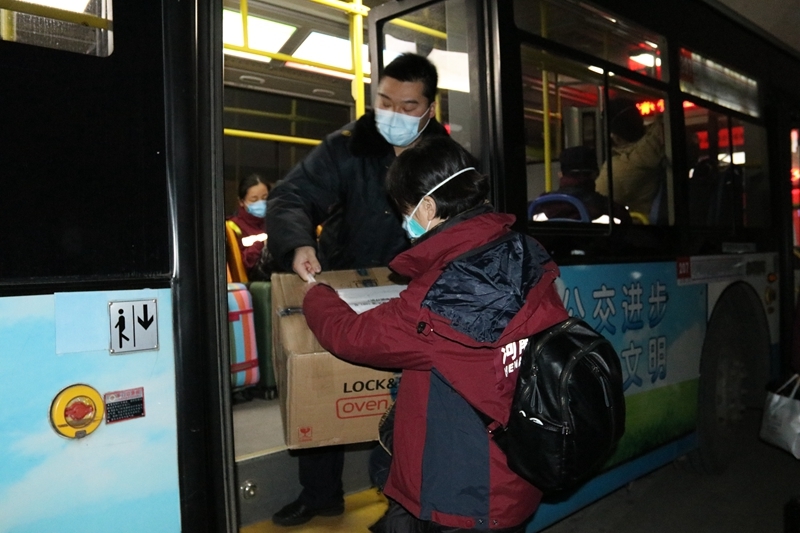 武汉站抗疫“头雁”突击队：中转超1800名医护7200箱物资