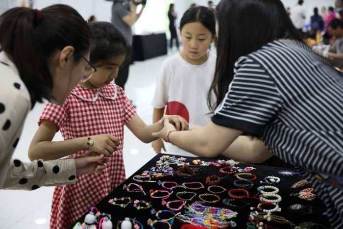 消夏避暑好地方 济南市英雄山人防商城非遗小商品夜市开始了