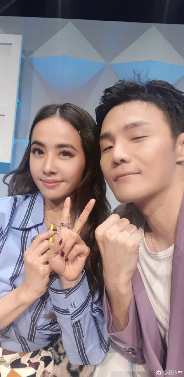李荣浩蔡依林合影 网友：注意看他们的眼睛