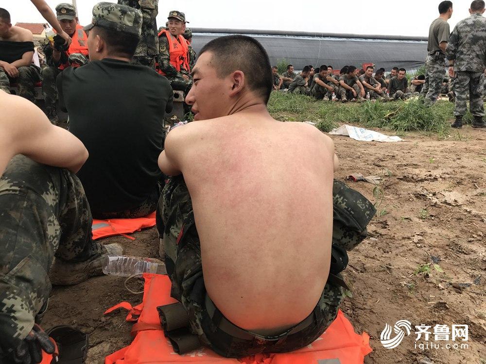 “班长，轻点，有点疼！”休整间隙，奋战在决堤口的战士们集体“晾背”