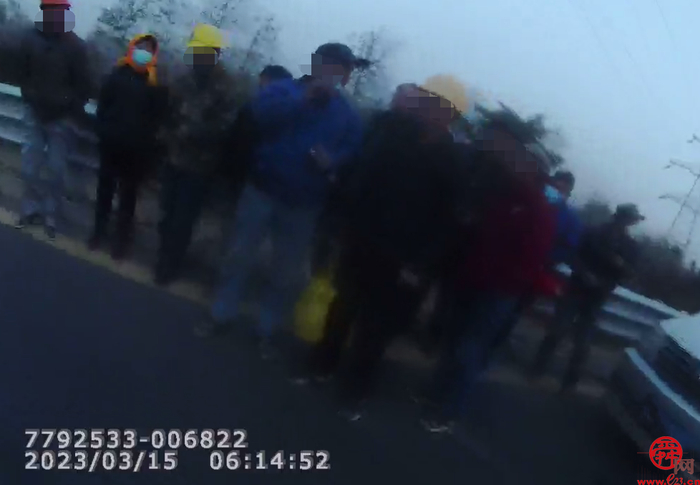 核载9人实载12人超员33% ,济南交警查获超员面包车