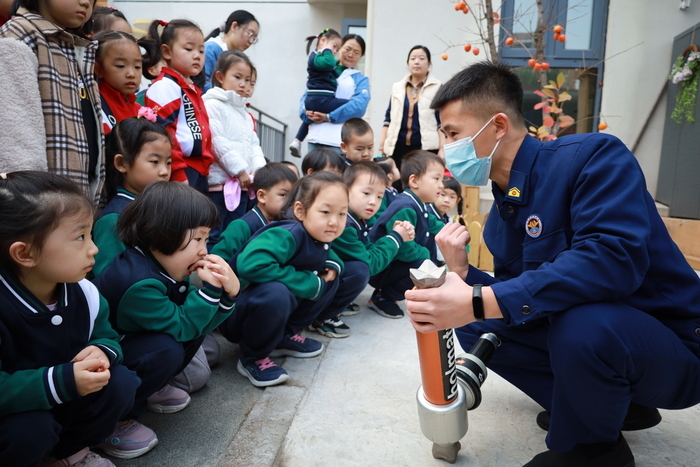 萌化了!历东花园幼儿园萌娃“零距离”体验消防员工作