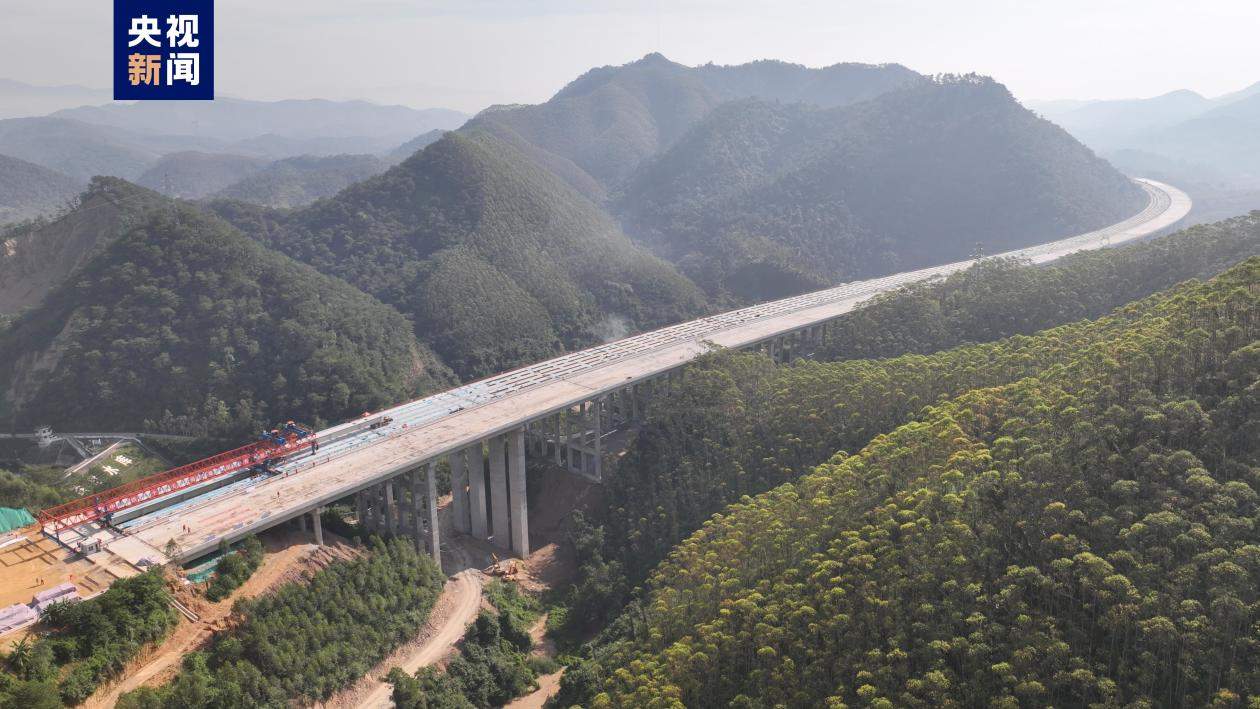南玉珠高速公路八角垌特大桥顺利贯通