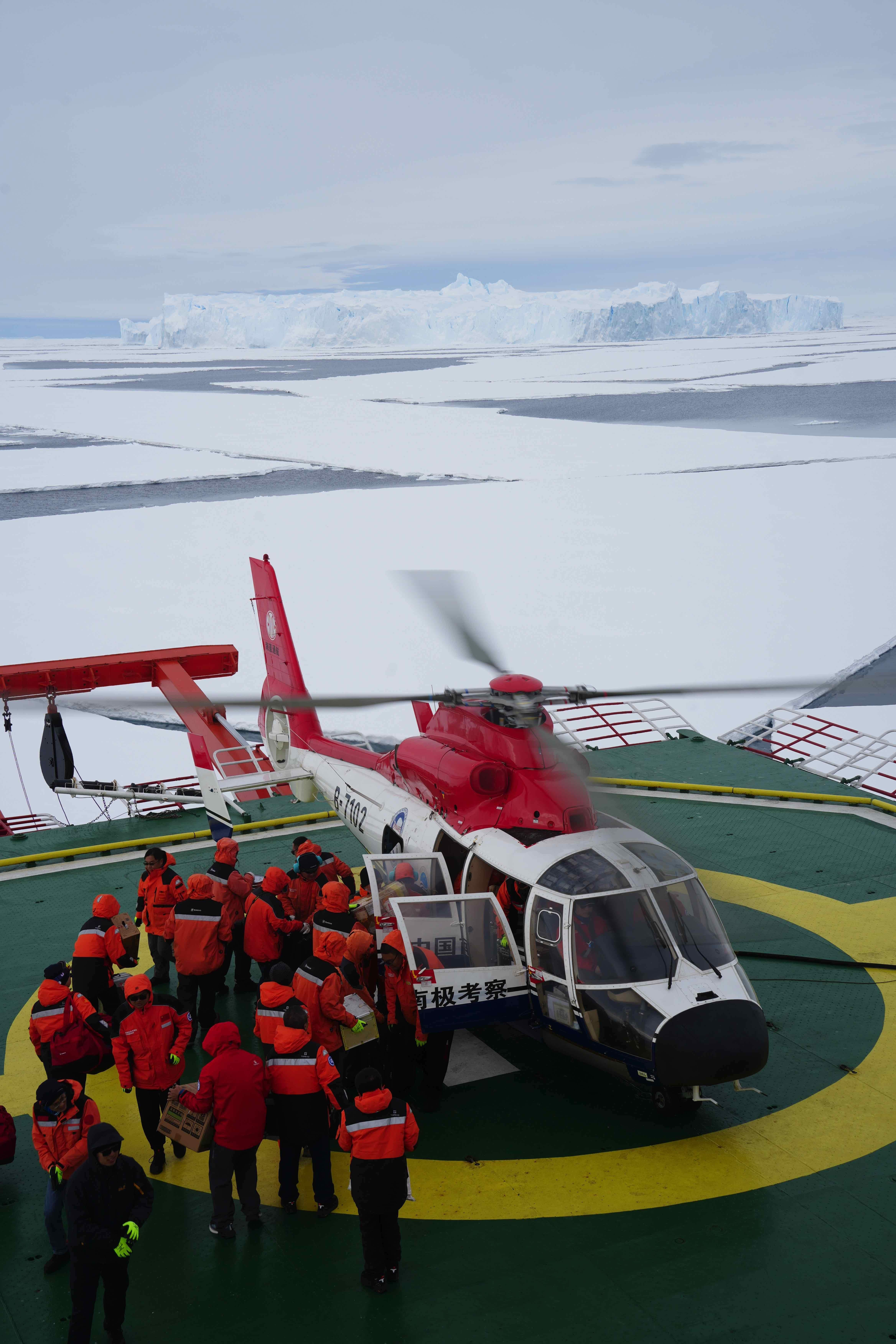 “雪龙”号抵达南极中山站