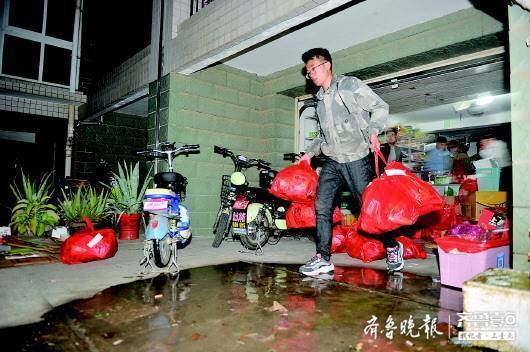 白天学习晚上创业！济南一名21岁小伙校园送零食玩起新零售