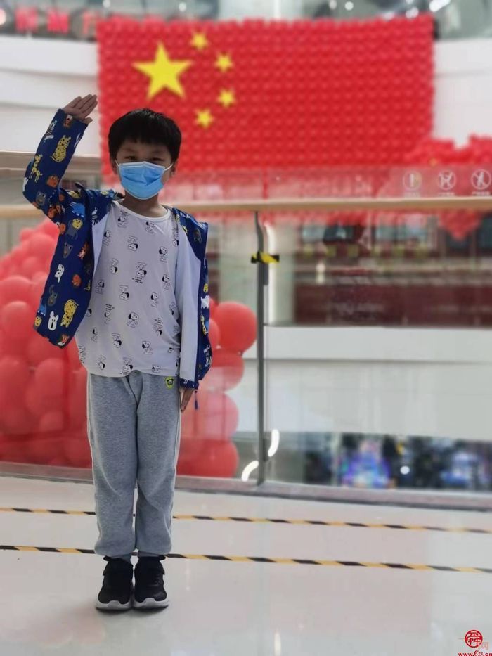 济南市莱芜第二实验小学三13中队组织开展“我和国旗合个影”活动