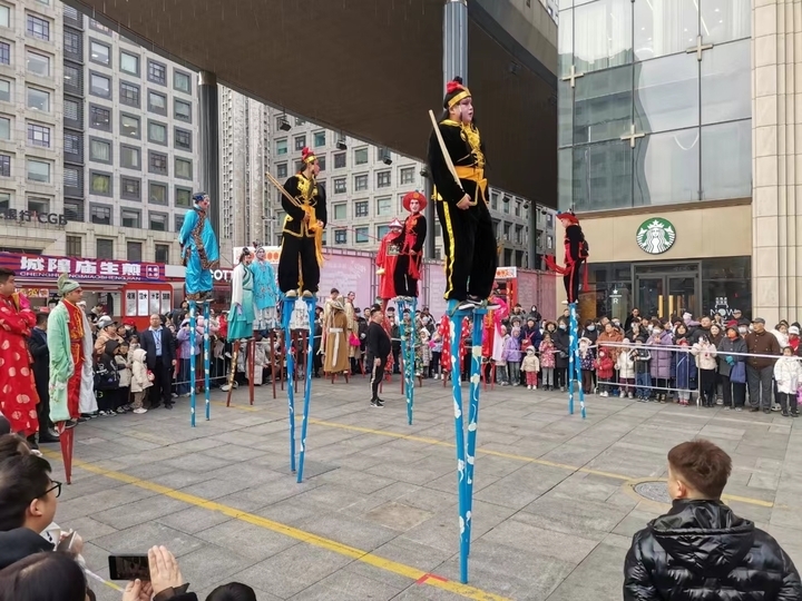 年味渐浓 民俗高跷踩起来