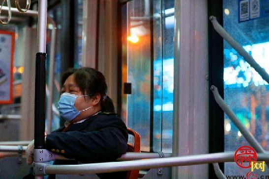 零点公交司机：日复一日 守望城市夜归人