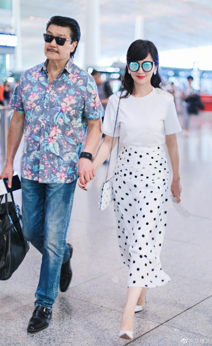 赵雅芝白T搭波点裙清爽亮眼 与老公同行甜蜜非常