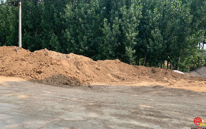 【啄木鸟在行动】章丘区白塔村益香斋附近渣土覆盖不全