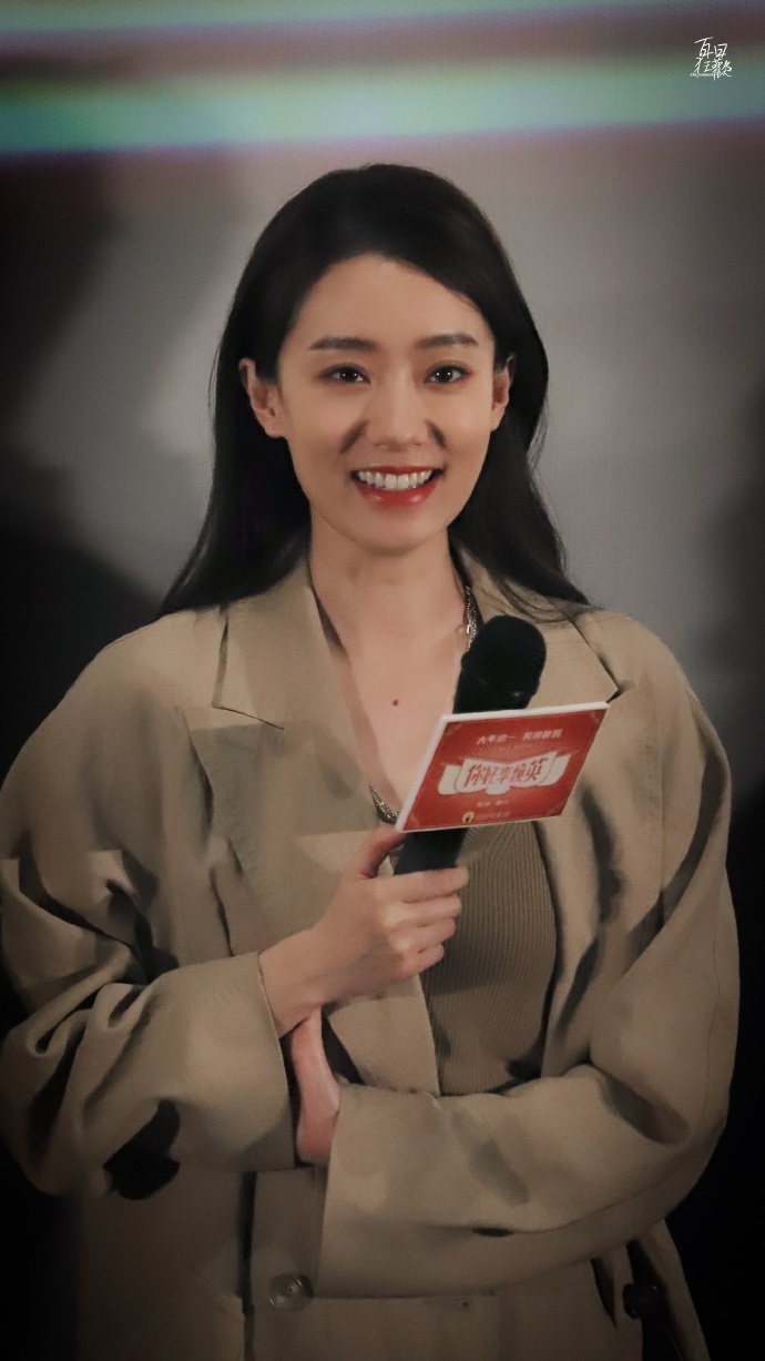 张小斐下班图好美！长发披肩温柔甜美