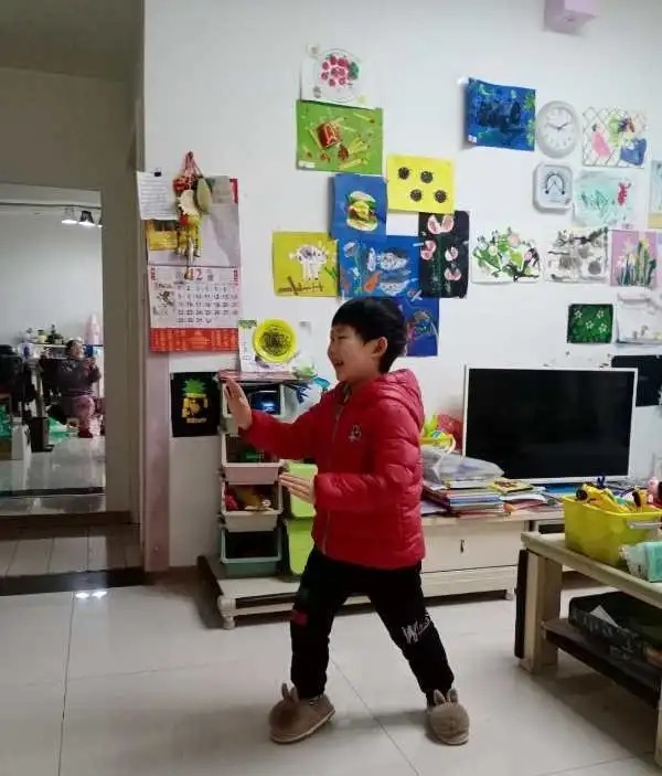 隔空照丨那个不让记者播自己姓名的90后，和妈妈同框啦！