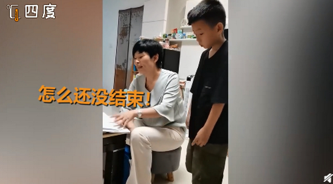 小朋友去班主任家走亲戚站立难安 表情紧张更是让人忍俊不禁