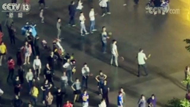 广场舞队伍提高音量“斗舞” 民警出警超10次 首张罚单来了！