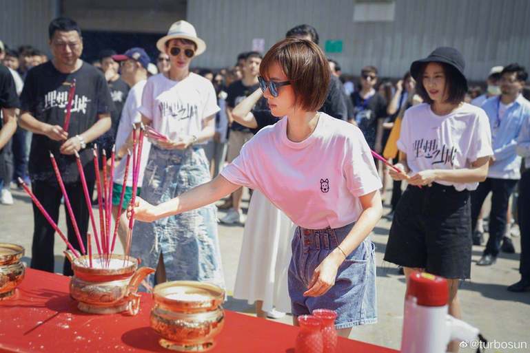 造型|孙俪新戏开机生图曝光 齐耳短发筷子腿满满少女感