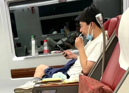 郭麒麟坐高铁被偶遇 白T恤搭配黑短裤打扮休闲随性