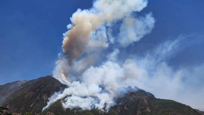 凉山州木里山火紧张扑救中：东线、北线仍有约2公里连续火线