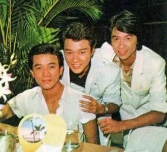 1981年，张国荣和宿命中的两个白衣少年在中环相遇