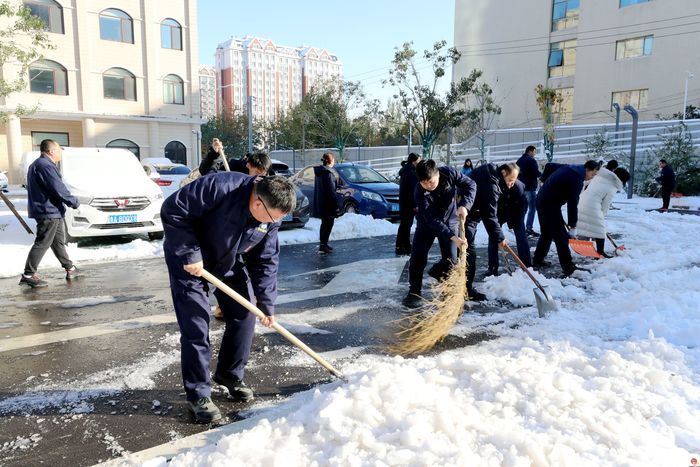 全员扫雪铲冰  能源济小华扫出一道道温暖安全路