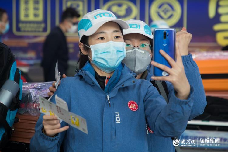 山东第十二批援助湖北医疗队在机场歌唱《我和我的祖国》为自己加油