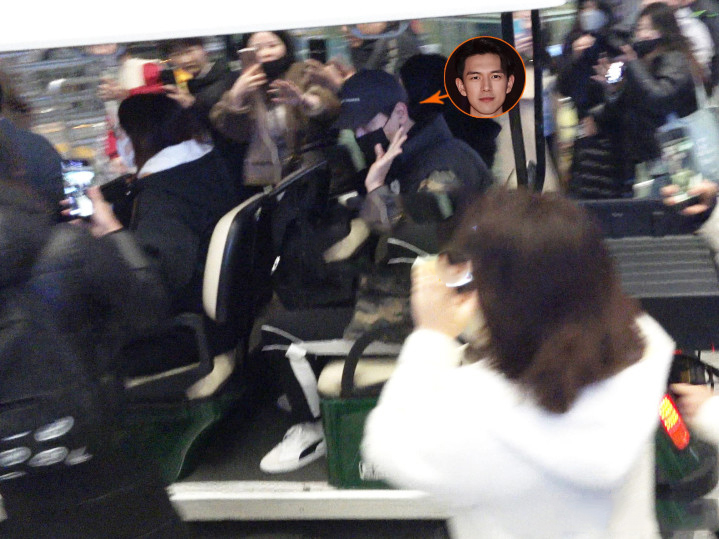 李现遭迷妹围堵场面混乱，仓皇爬上电瓶车“逃之夭夭”