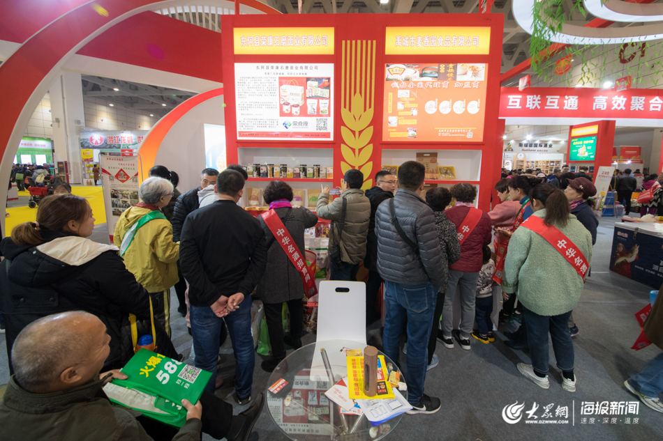 山东国际糖酒会举行，现场特色小吃人气旺