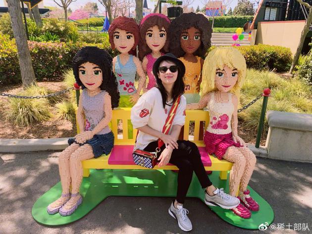 章子怡圆梦打卡拍小贝父女同款照 开怀大笑似少女