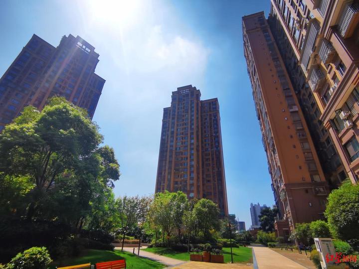 女童坠入通风井身亡：家属认为有隐患物业全责，物业称已尽责