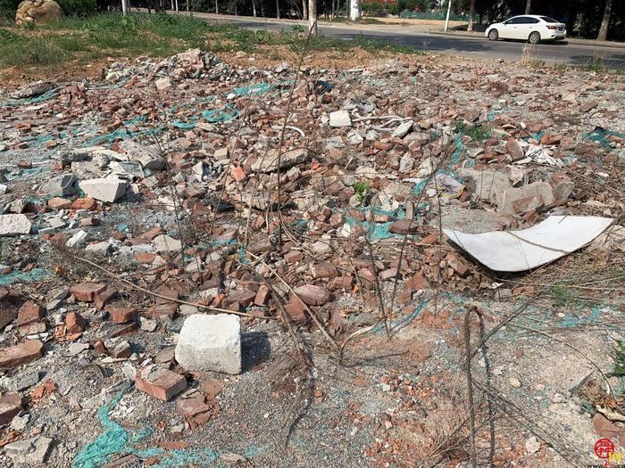 【啄木鸟在行动】章丘区卫国铝塑门窗附近建筑垃圾覆盖不全