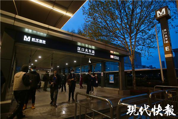 武汉地铁归来！90后司机见证昔日末班车今日首班车