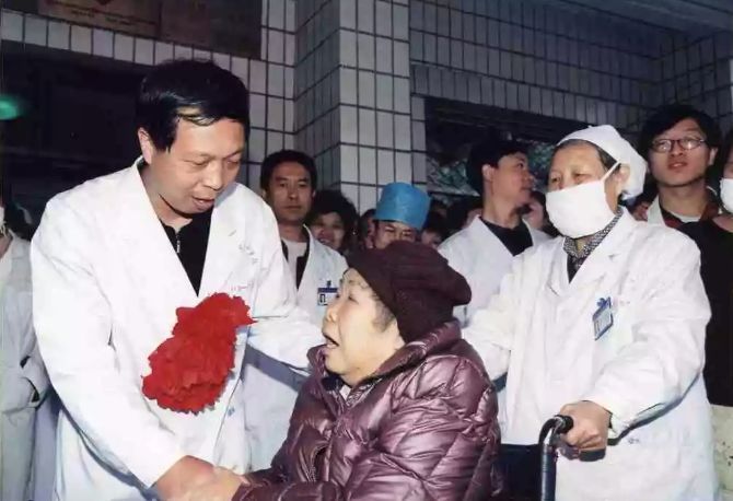 今日元宵节，我们想讲15个关于家的故事