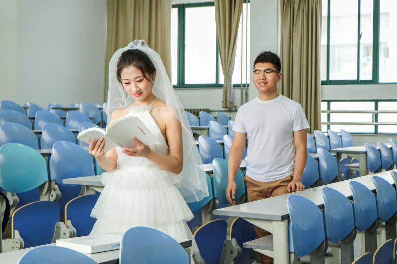 记录幸福瞬间：情侣毕业四年重返母校拍婚纱照