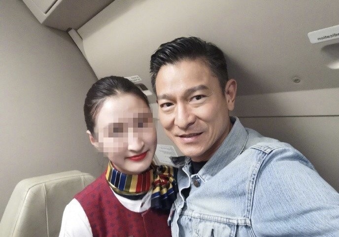 刘德华搭飞机被空姐求合影，自拍后还亲自检查表情太可爱