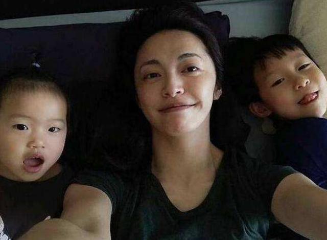 曹郁|姚晨曹郁情难自禁当众亲吻，下台还三步一回头！结婚8年如胶似漆