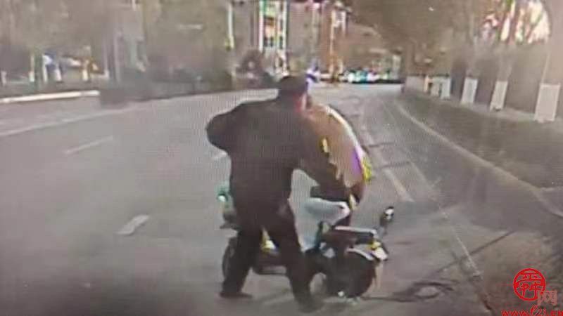 路遇骑车市民摔倒横卧马路  济南公交司机停车挡道暖心相助