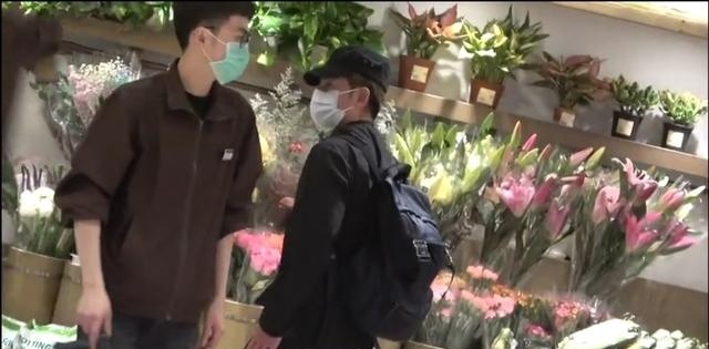 郭富城严禁妻女出门，为哄方媛开心超市买芒果