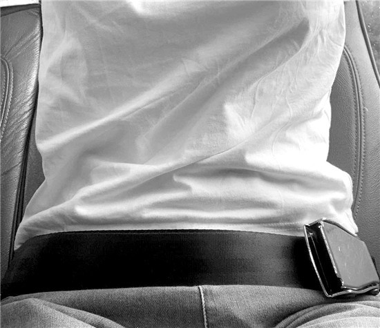 都系了安全带，为何妈妈被撞成肠破裂？