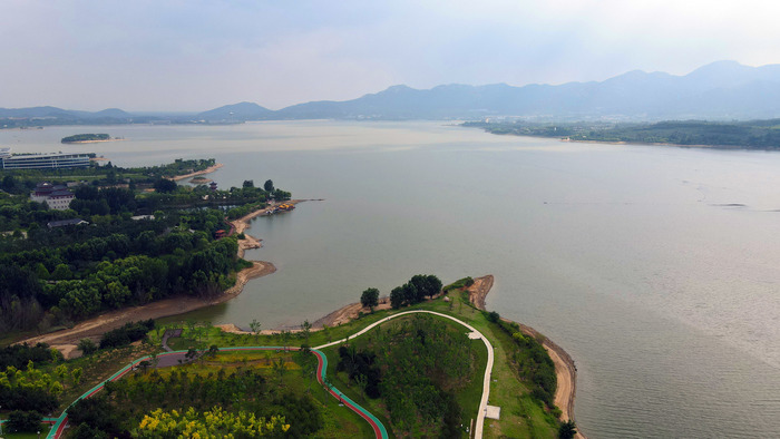 “彩色绸带”环湖舞 天成湖色惹人醉