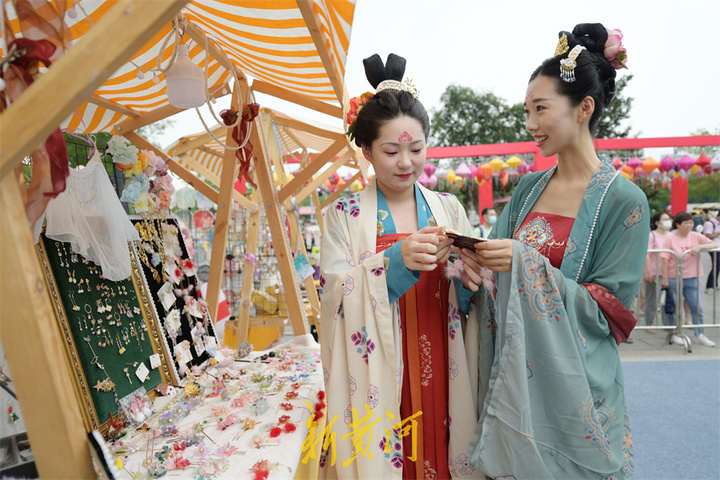 云鬓花颜金步摇，逛汉服市集感受古风文化