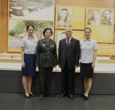 王尽美烈士嫡孙王明华、王爱华到济南革命烈士陵园祭扫