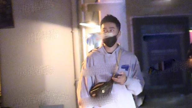 蒋劲夫家暴外籍女友！深夜泡吧神情慌张，左顾右盼很焦虑